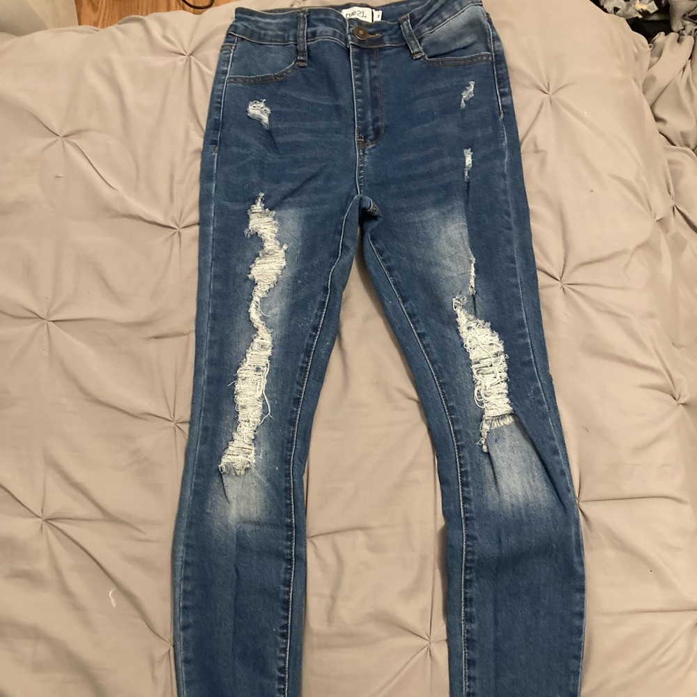 brand new size 2 rue 21 jeans. only wore once and still in great condition.